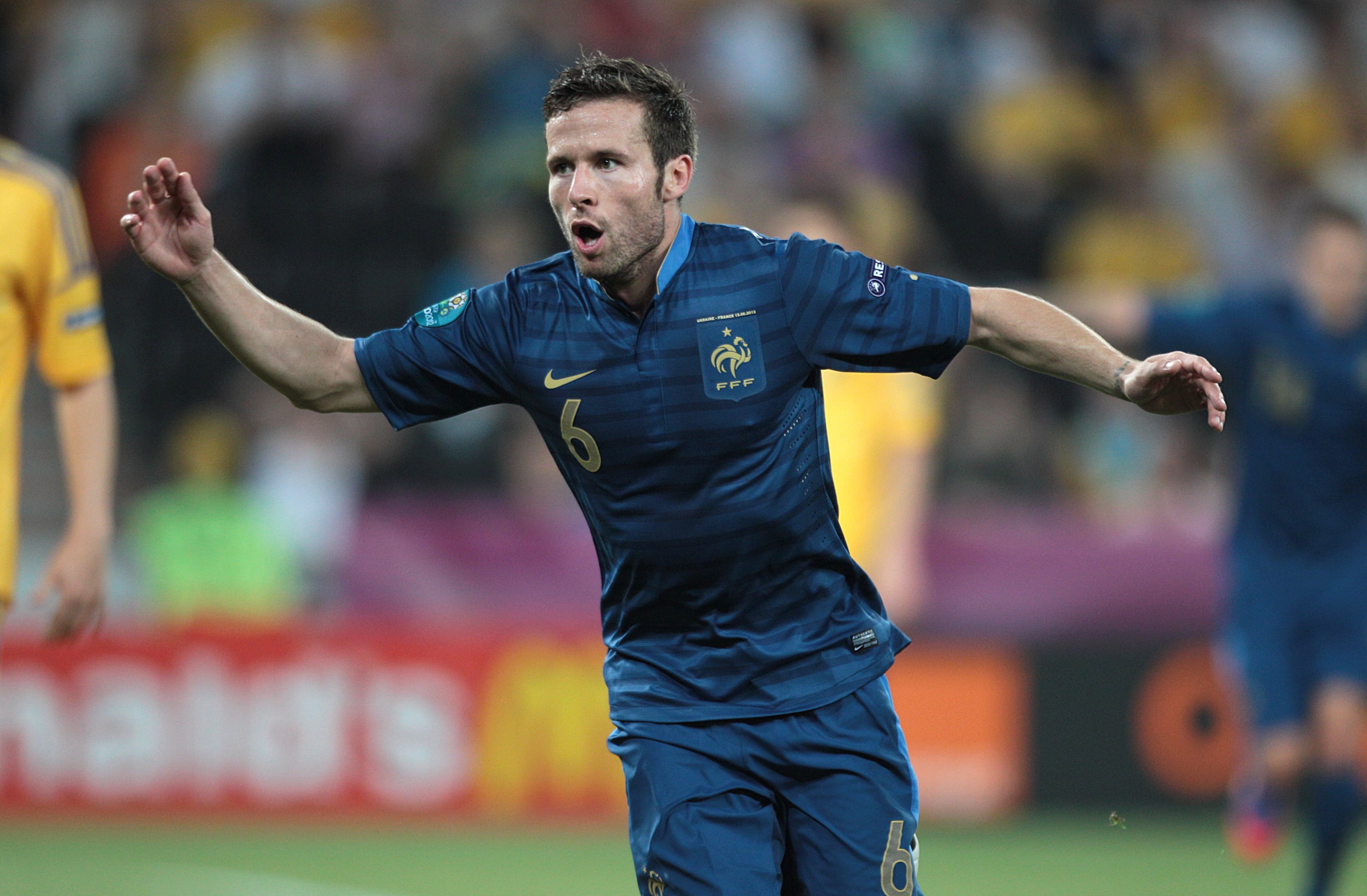 今晨法国杯传出新动向；门兴格拉德巴赫调整名单；管理层表态：赛场秩序良好；临场指挥获称赞的简单介绍